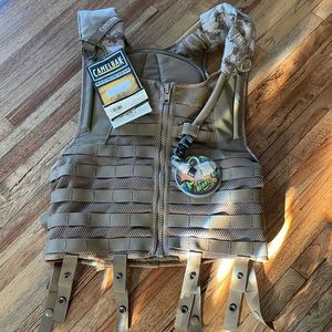 NWT CAMELBACK Delta 5 Tactical Vest 3.1 litre/102oz.